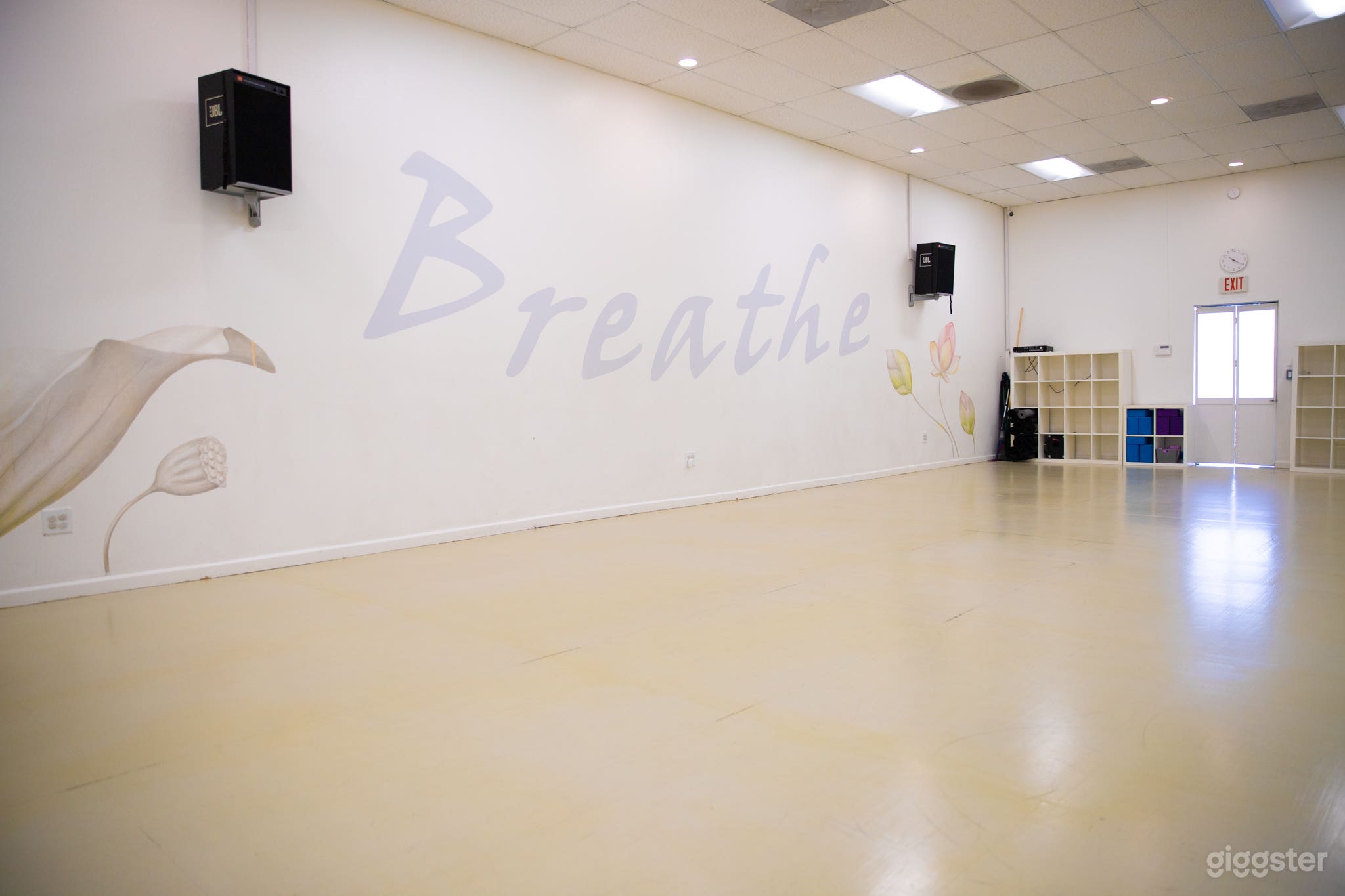 Studio with Sound System and A/C and Heating Photo 3