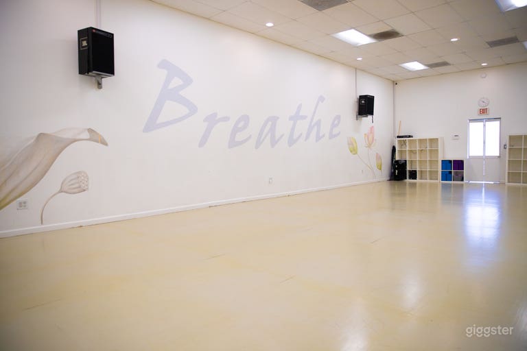  Studio with Sound System and A/C and Heating 