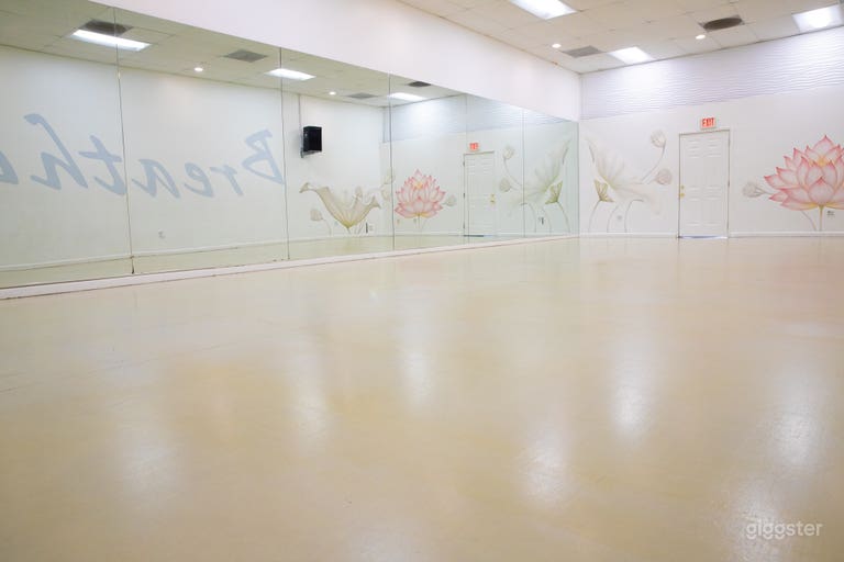  Studio with Sound System and A/C and Heating 