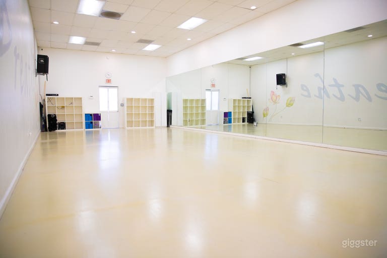  Studio with Sound System and A/C and Heating 