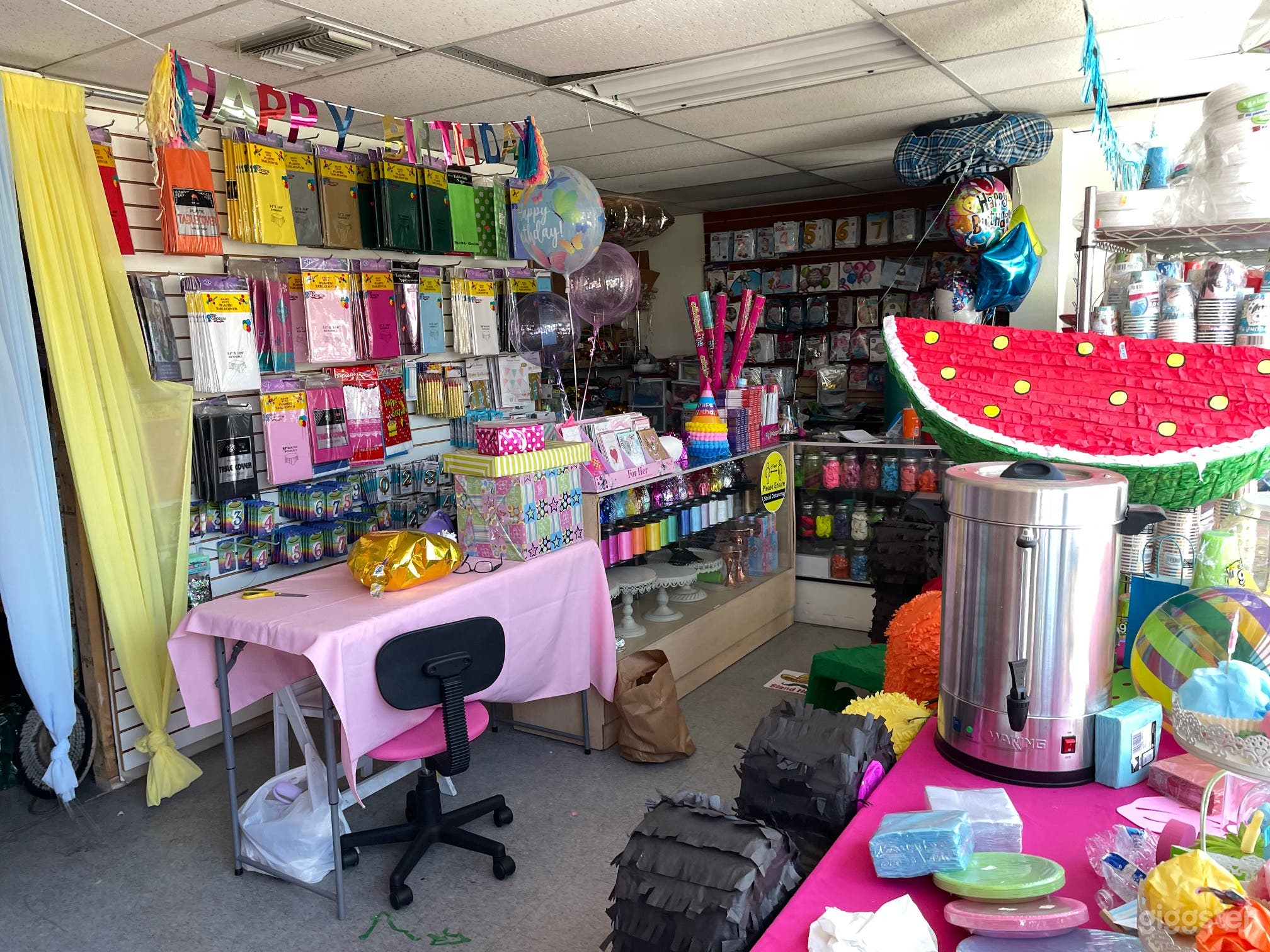 Party Supply Store Photo 1