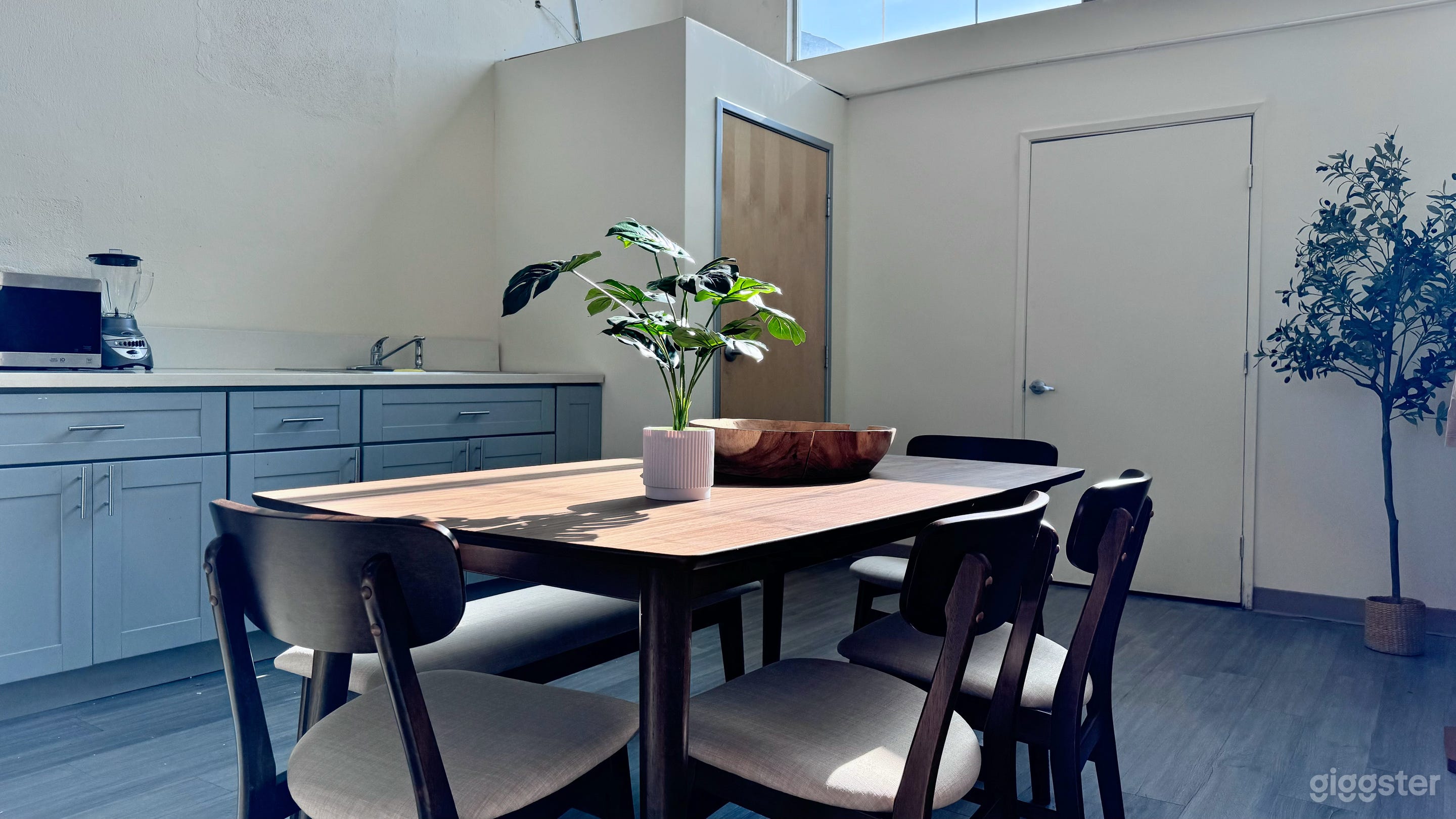 Modern Loft & Apartment Studio Set Los Angeles Photo 2