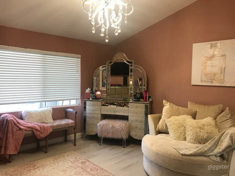  Girly stylish, colorful Home with Pool,  and Views 