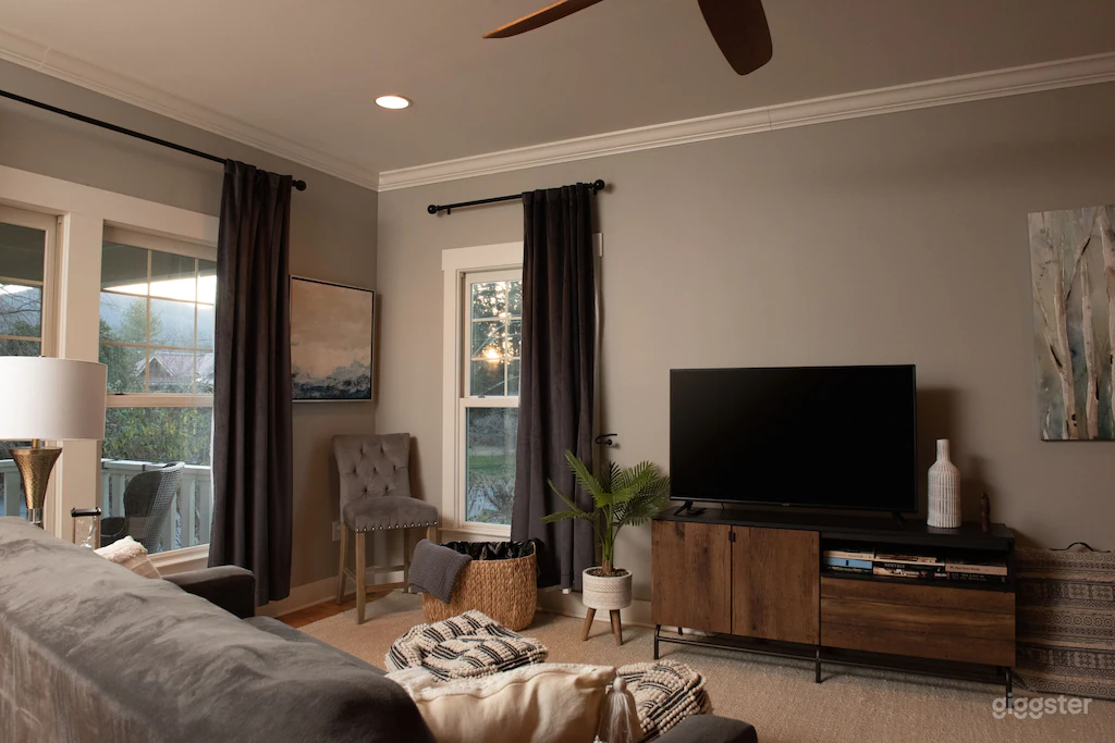 Beautiful, Spacious Townhouse in a Charming Mountain Town near Asheville Photo 3