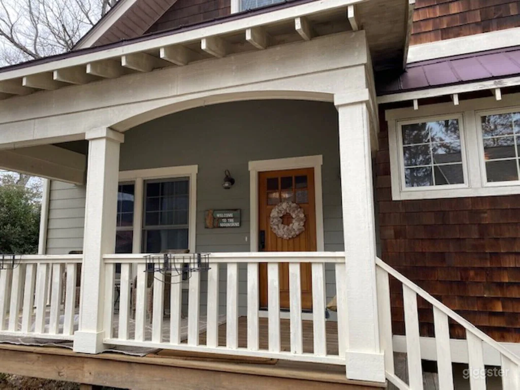 Beautiful, Spacious Townhouse in a Charming Mountain Town near Asheville Photo 2