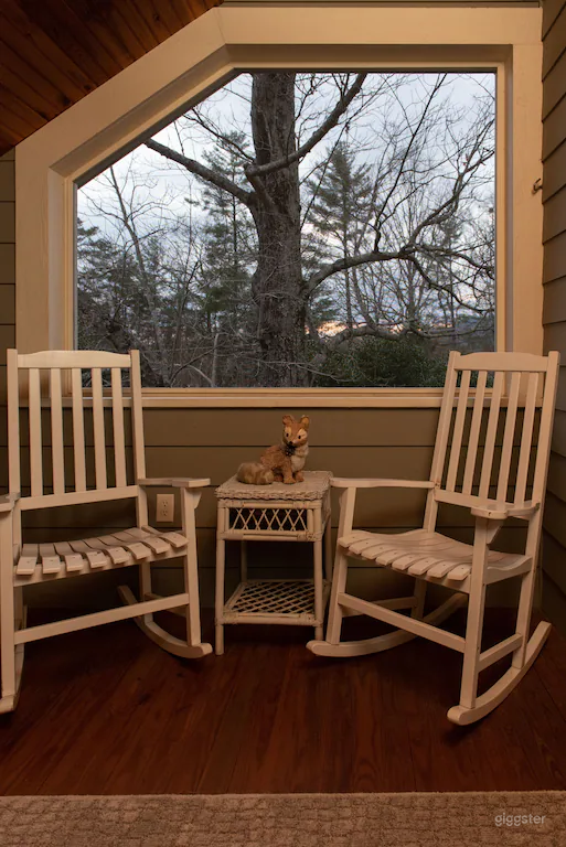 Beautiful, Spacious Townhouse in a Charming Mountain Town near Asheville Photo 4