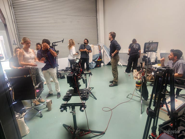  Studio de cinéma et espace d'entrepôt à usage multiple 
