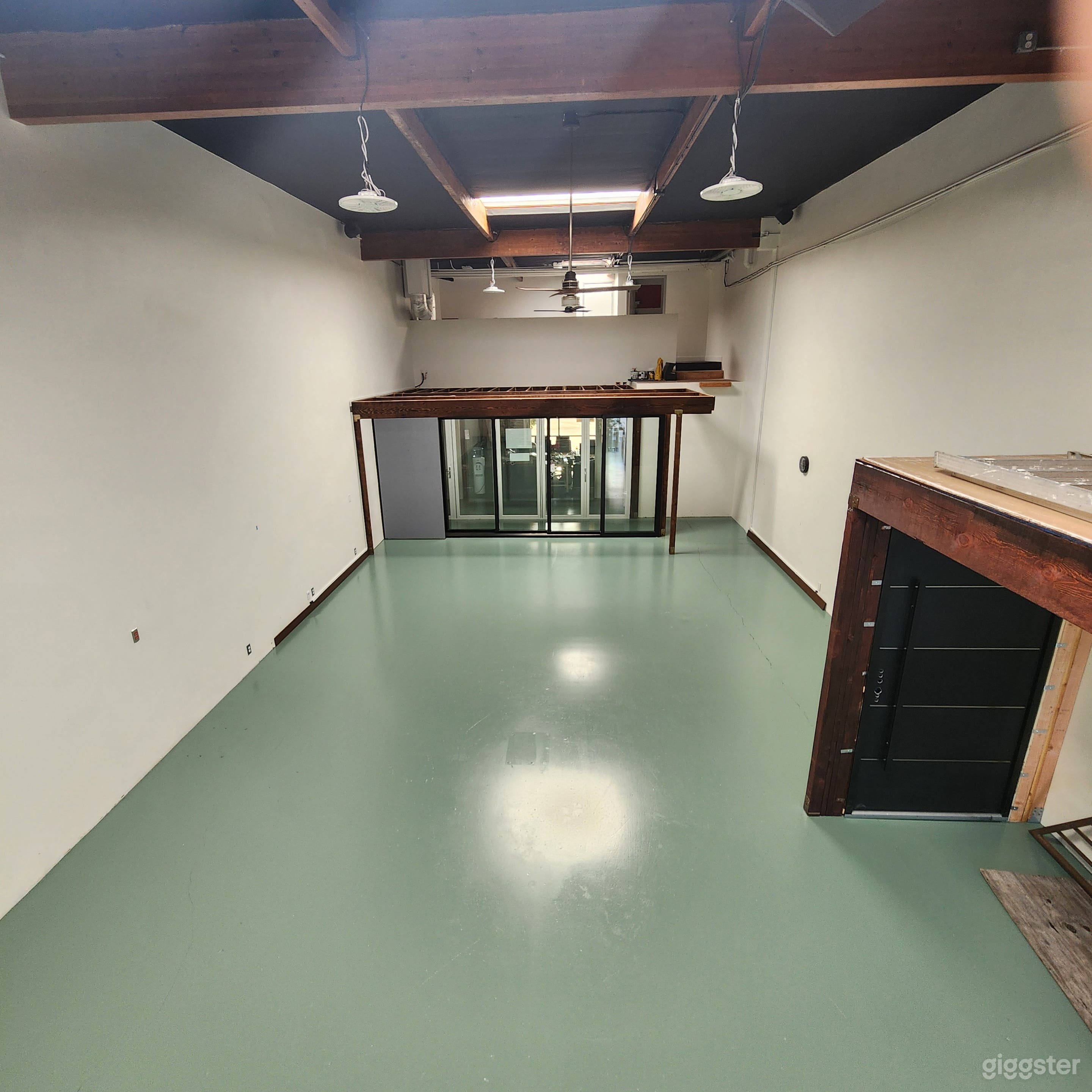 Multi Use Film Studio and Warehouse Space Photo 4