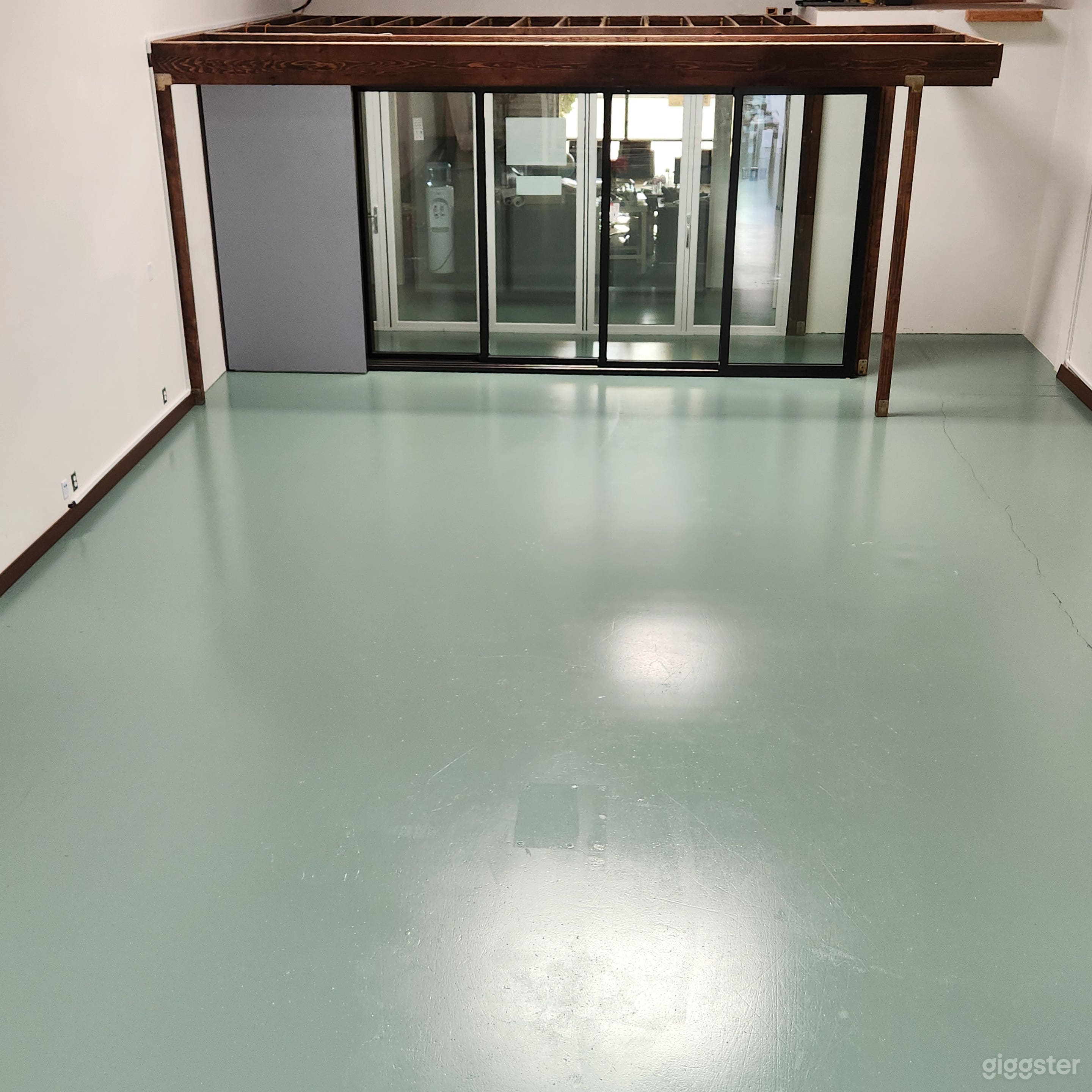 Multi Use Film Studio and Warehouse Space Photo 2