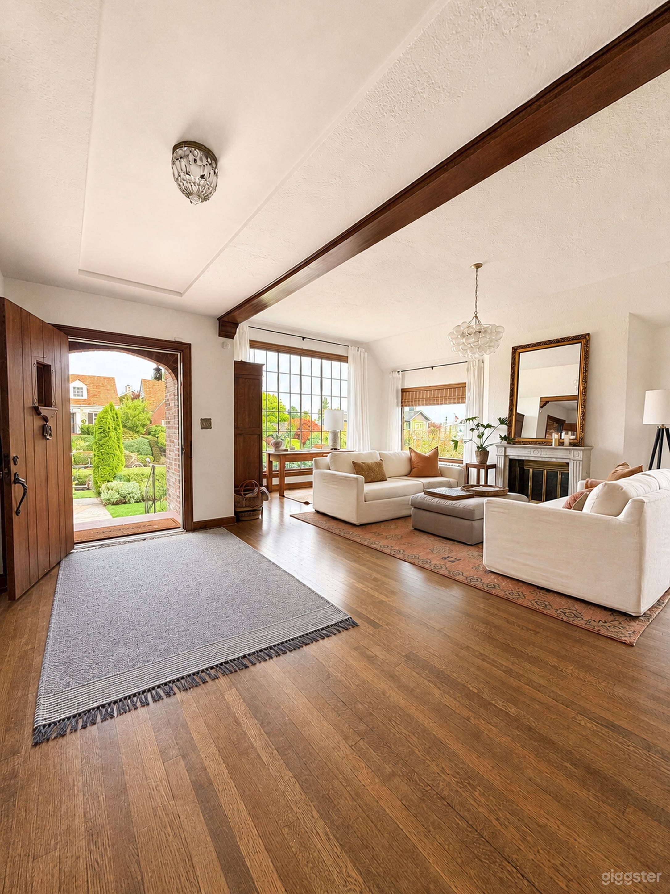 Echanting Light filled Tudor on Lg Lot + iViews Photo 4