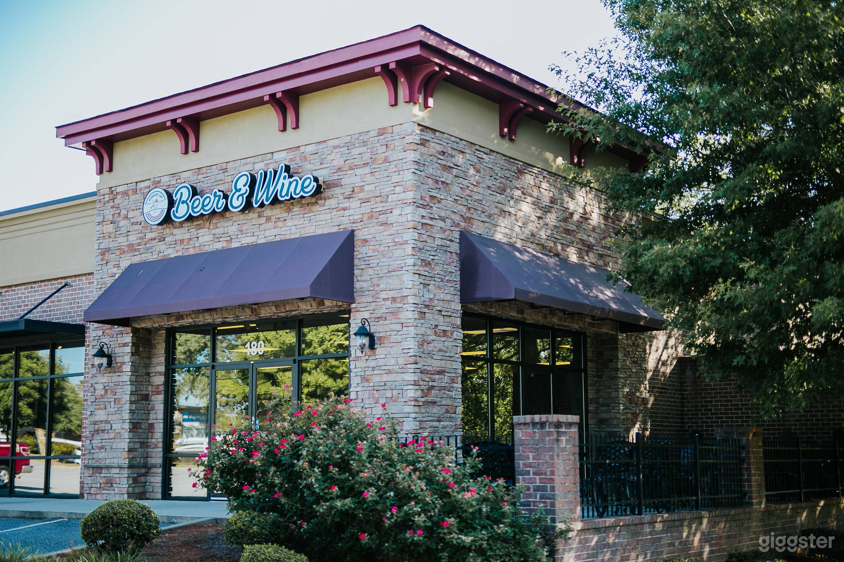 Beer and wine bar &amp; retail shop with private room to set up production equipment 