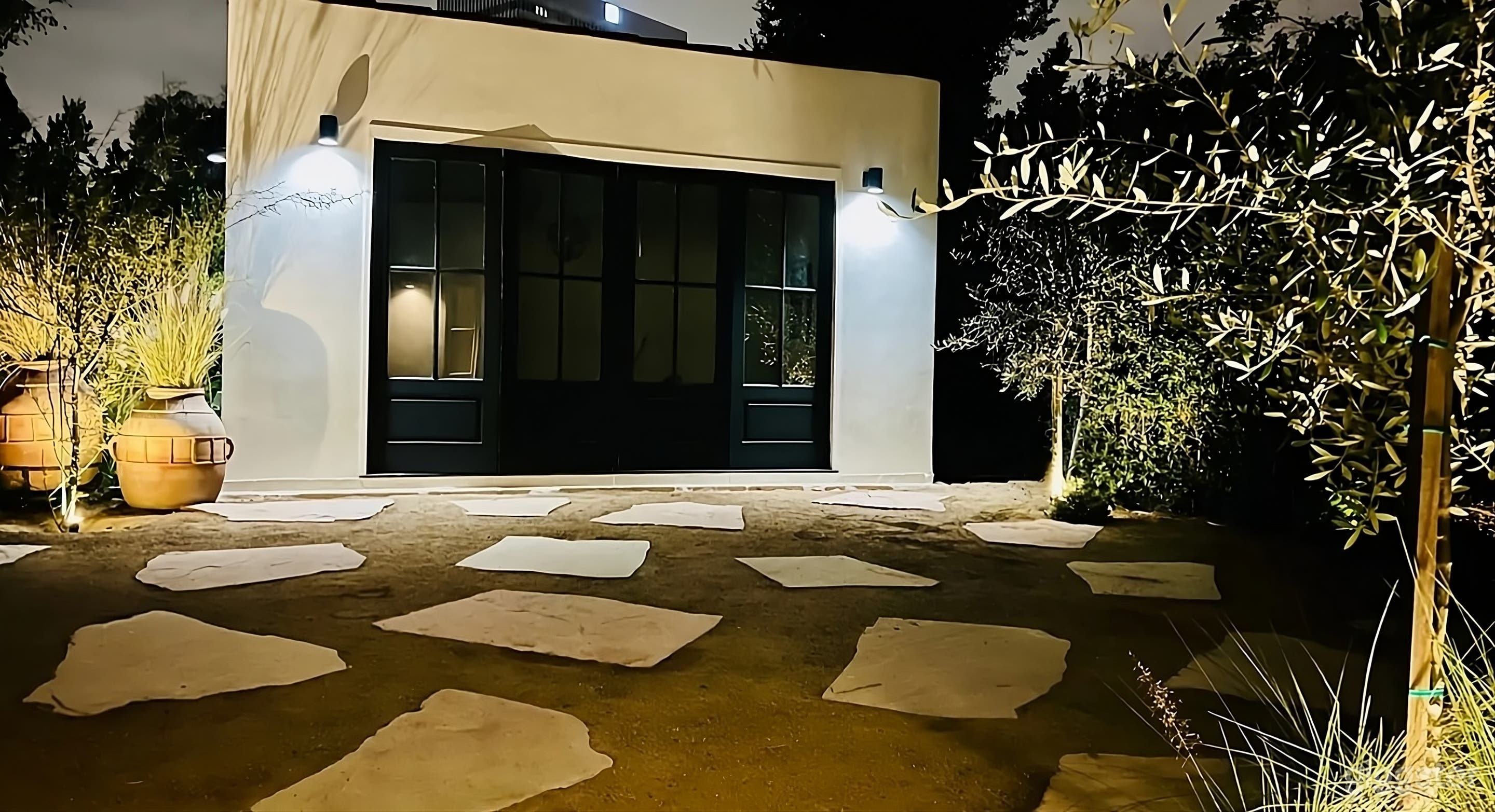 Intimate Backyard Hideaway Photo 3