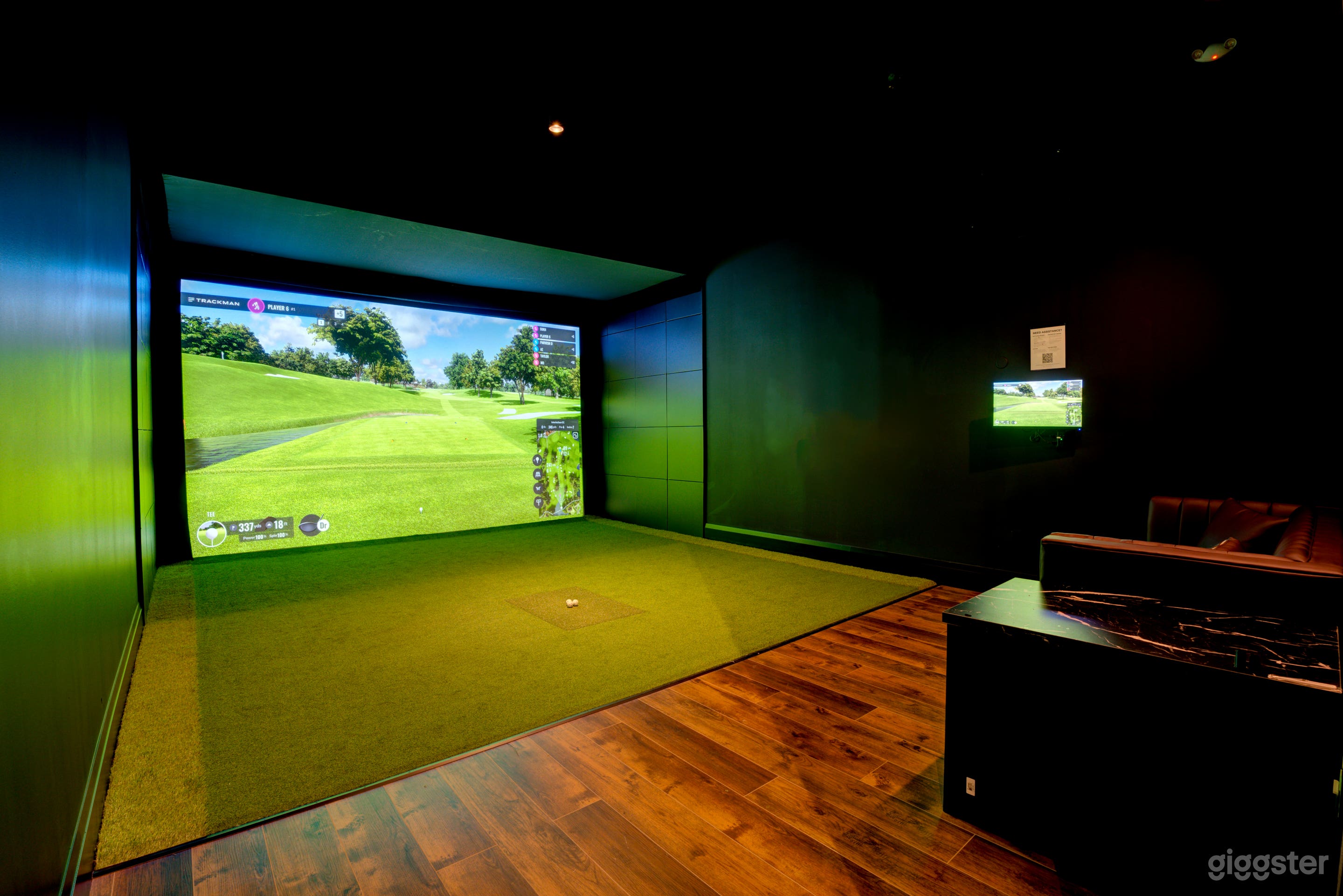 Indoor Golf Simulator &amp; Sports Bar Lounge Photo 3