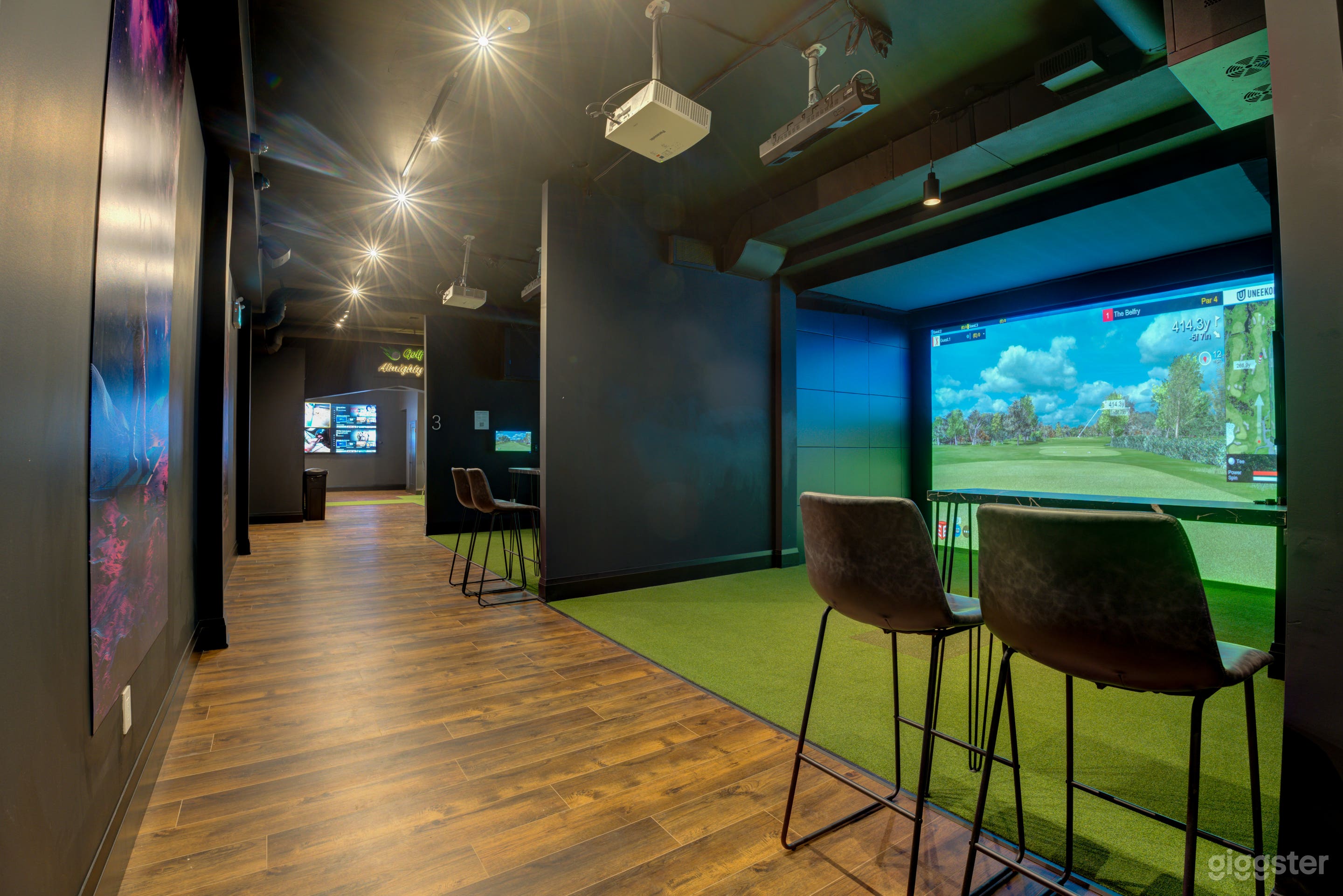 Indoor Golf Simulator &amp; Sports Bar Lounge Photo 2