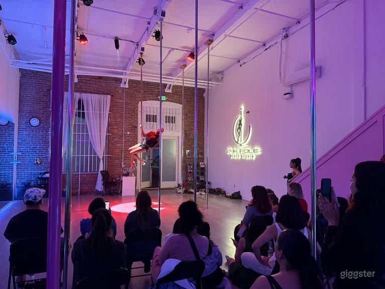  Estudio de Pole Dance de lujo para fiestas, despedidas de soltera y sesiones fotográficas 