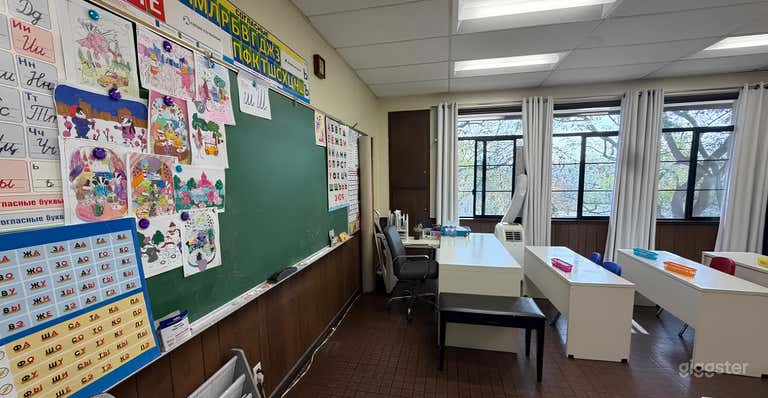  Classroom with Authentic Atmosphere 