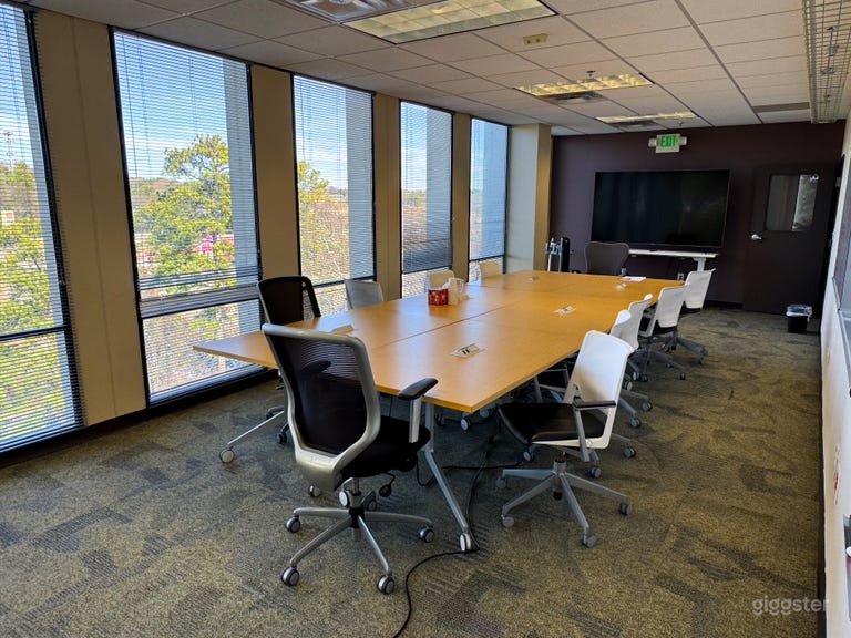  Bright Conference & Meeting Room with Large Table 