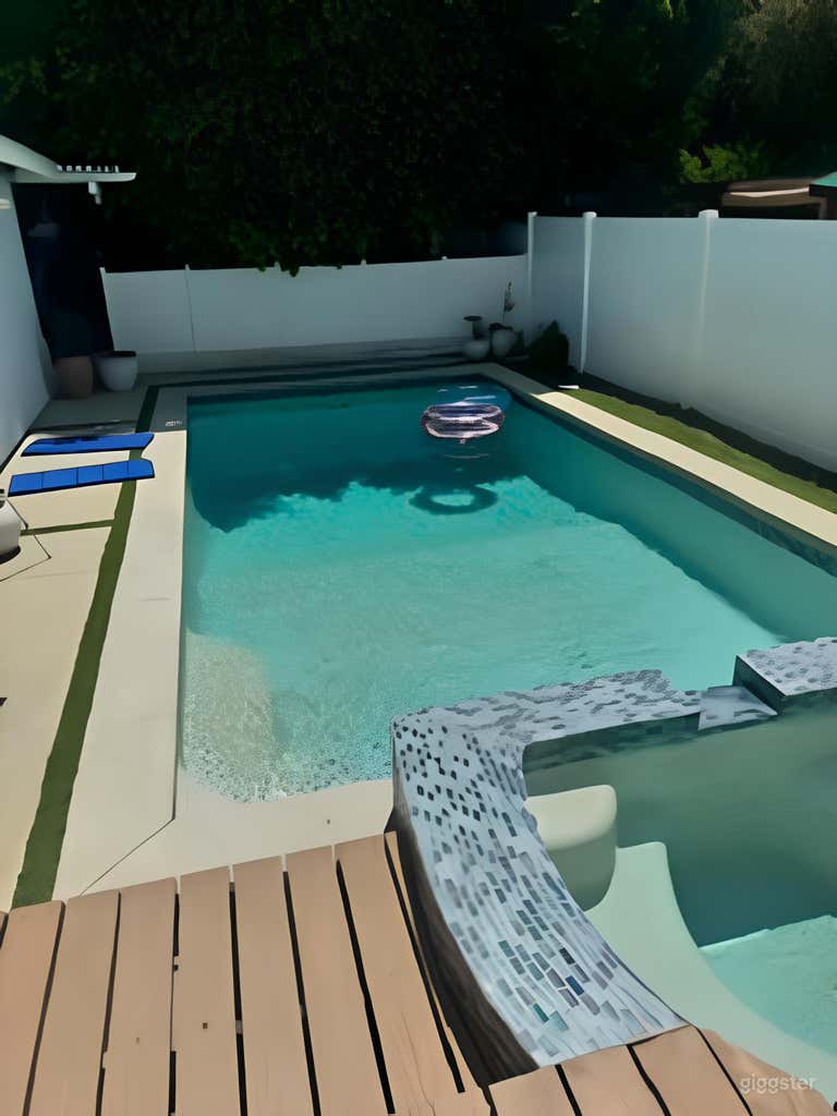  Niedlicher Hinterhofpool im Tal: Schwimmbad 