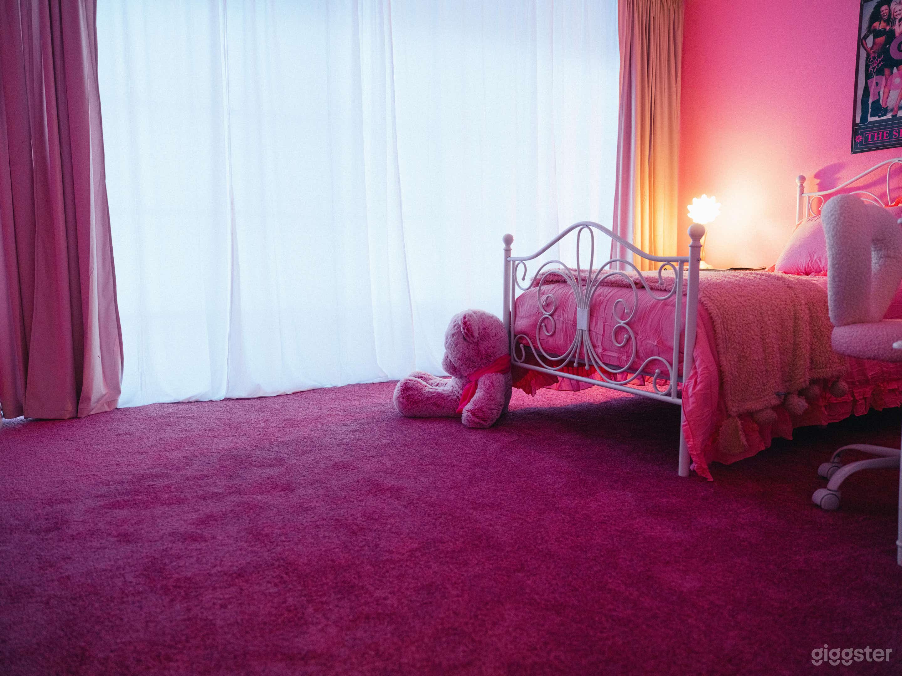 90's / Y2K Pink Girly Bedroom Photo 2