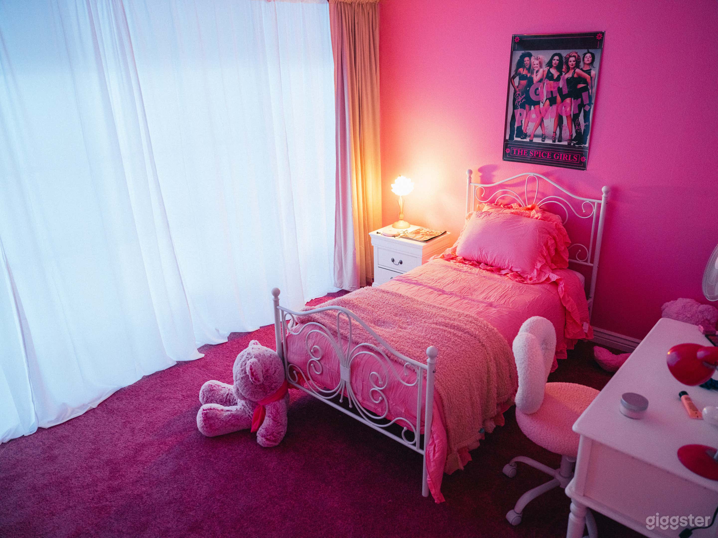90's / Y2K Pink Girly Bedroom Photo 4