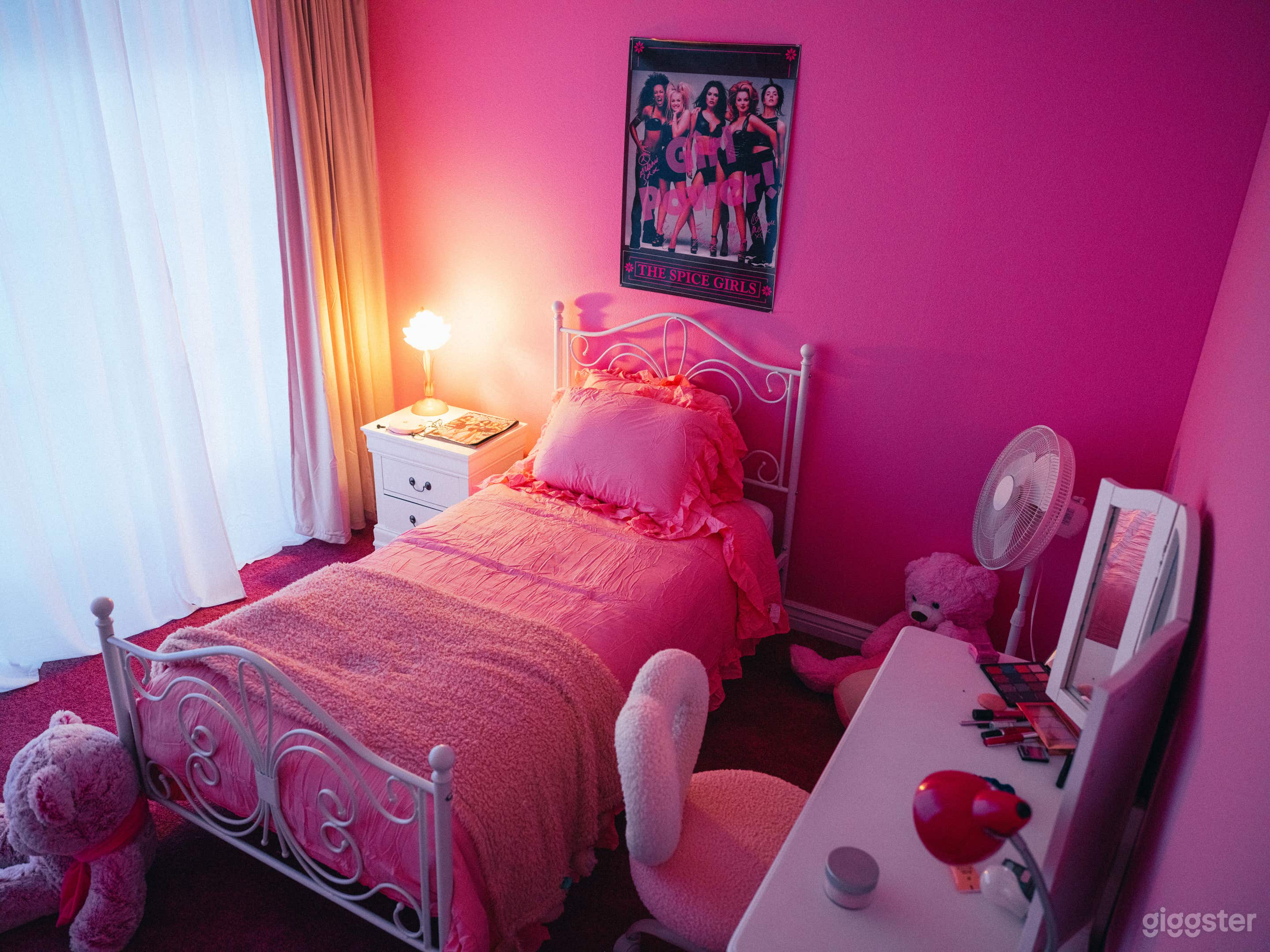 90's / Y2K Pink Girly Bedroom Photo 1