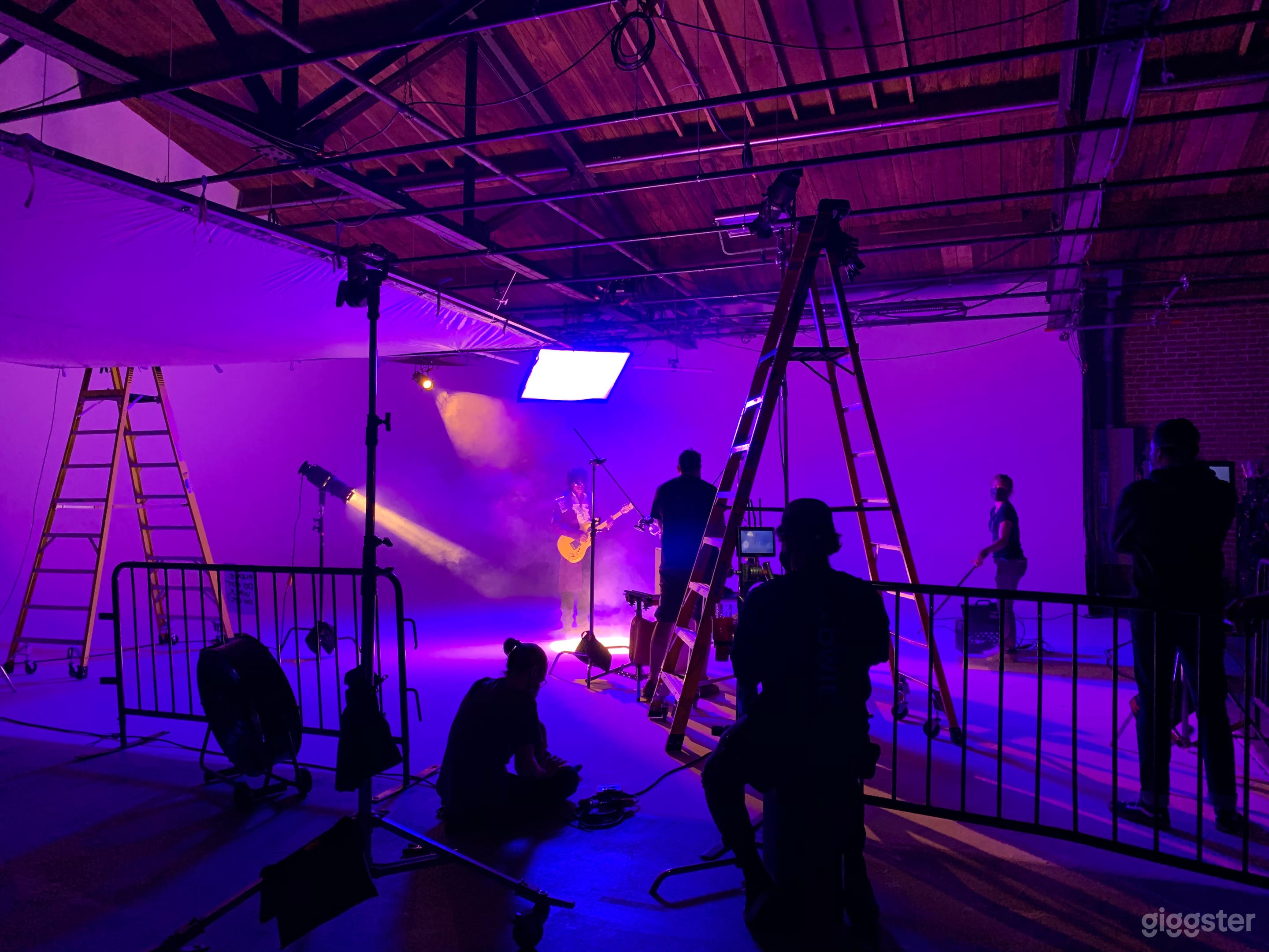 7000 sqft Film Video &amp; Photo studio w/ Pre lit Cyc Photo 4