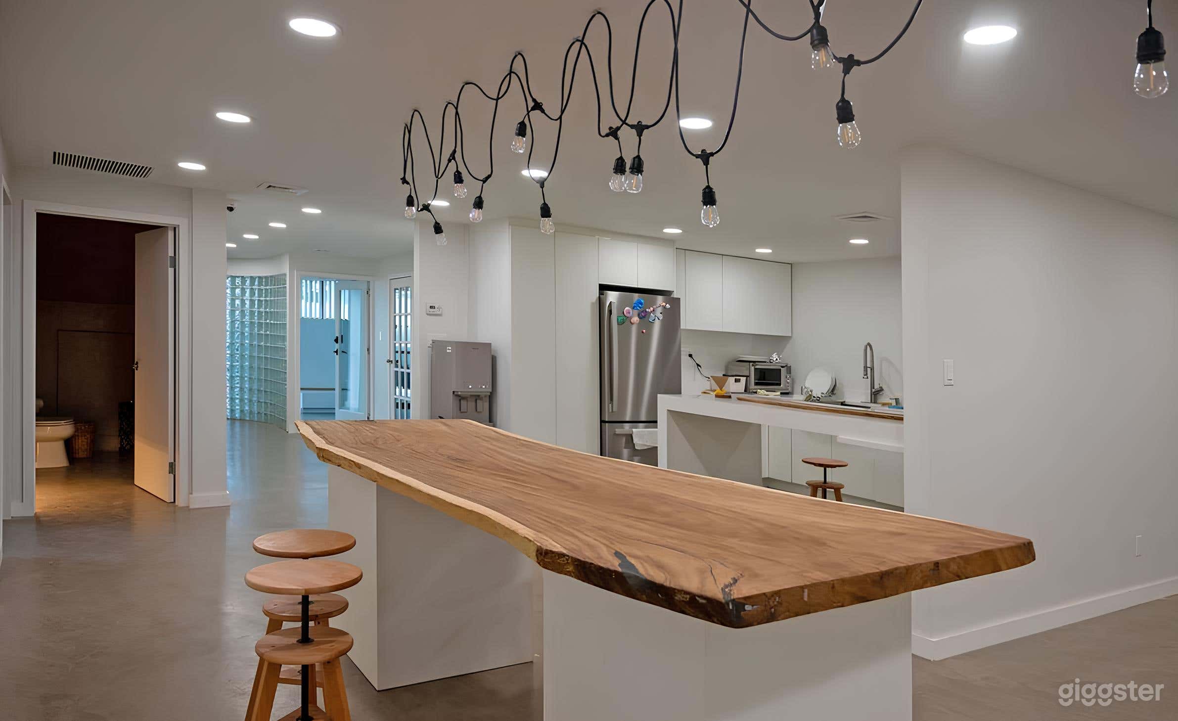 Modern Art Studio with Bright Lights Photo 4