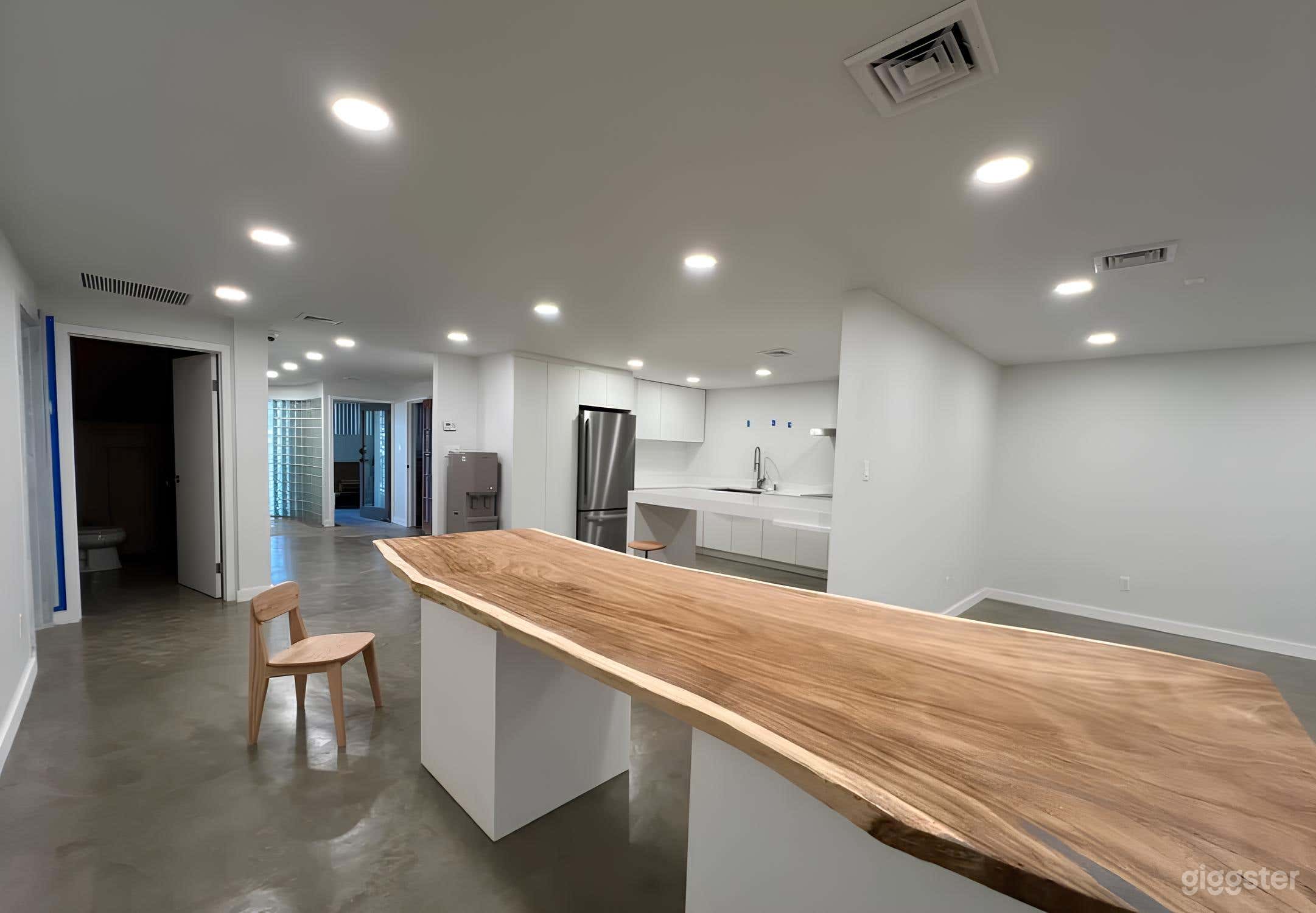 Modern Art Studio with Bright Lights Photo 2