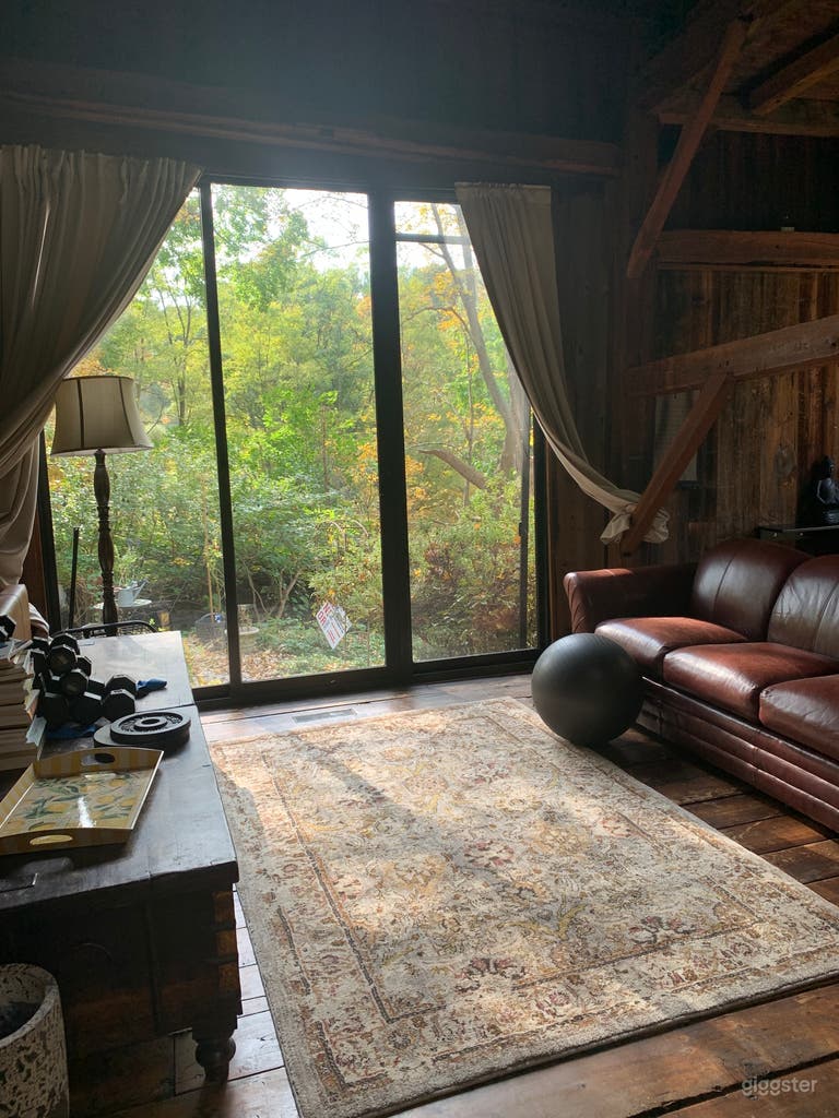  Gran sala con vista a las puertas corredizas de vidrio hacia el patio. 