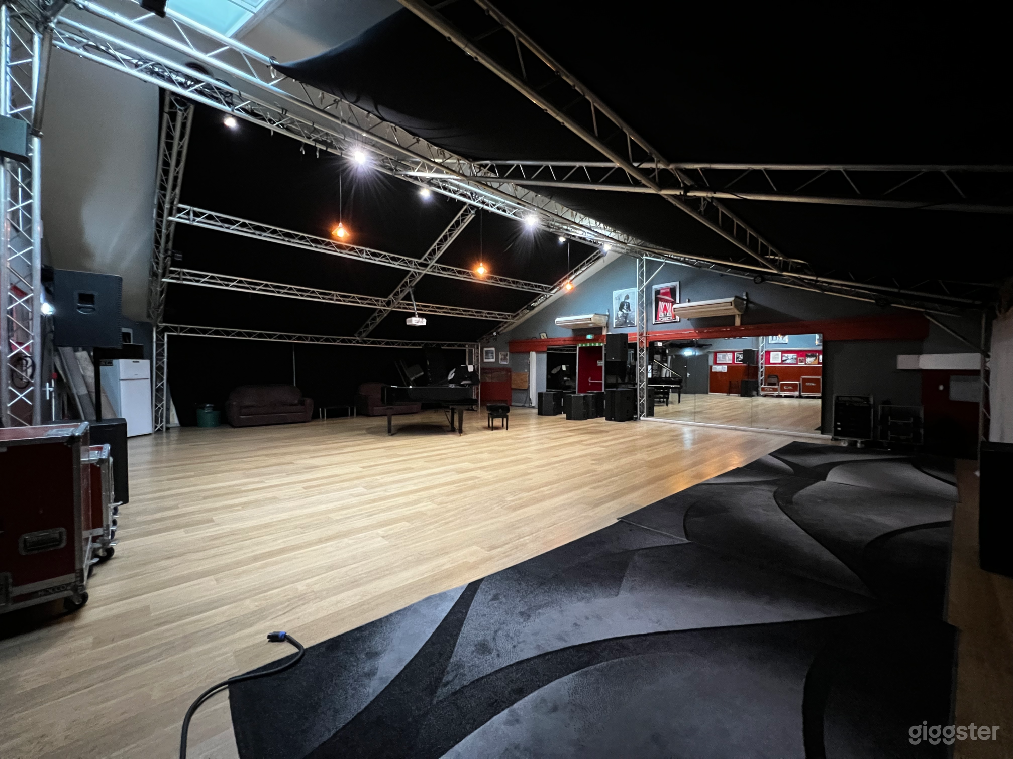 Photo de Studio 2 | 126 m² studio with skylight 2