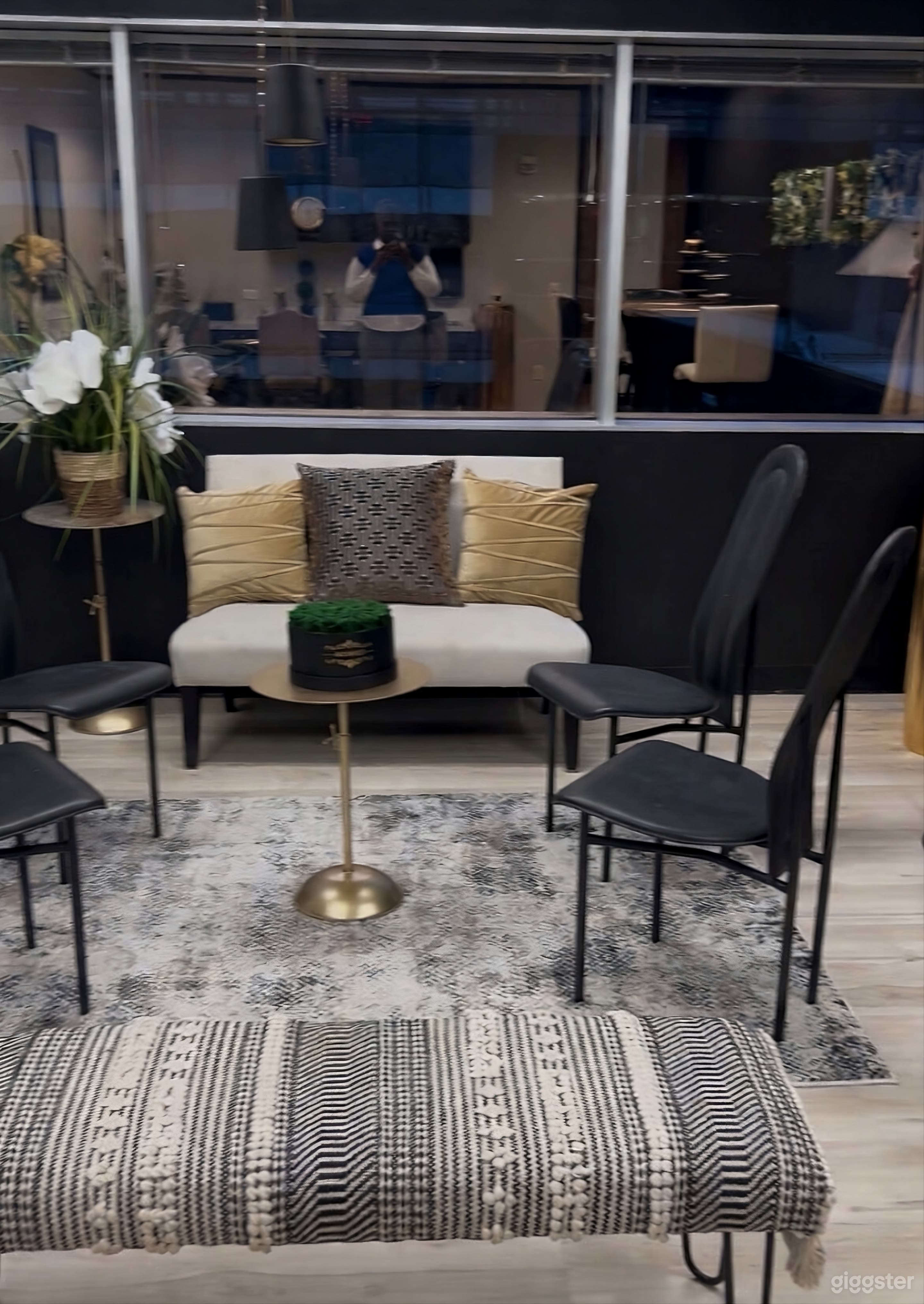 Luxury Executive Lounge & Private Meeting Space Photo 4