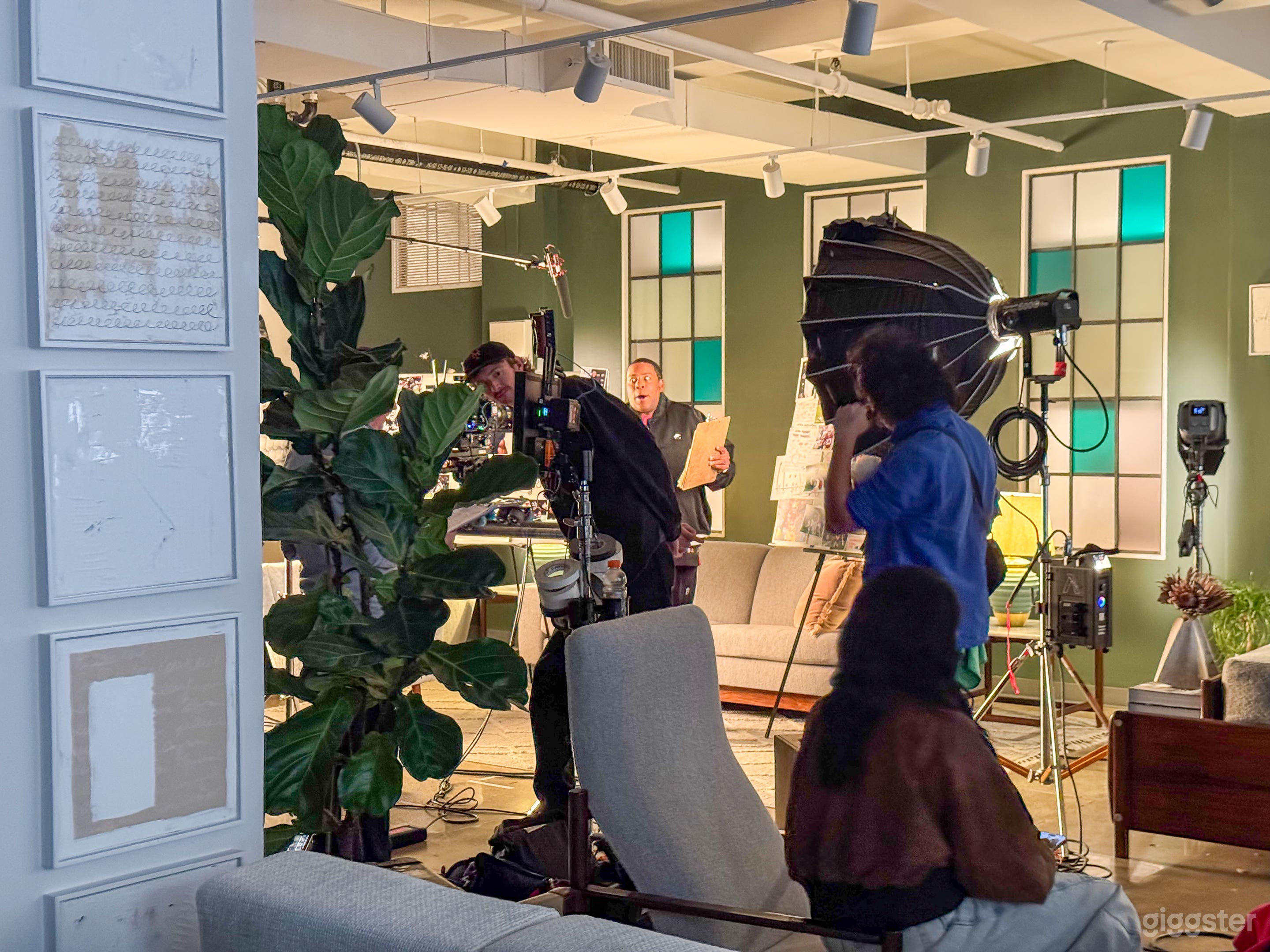 Kenan Thompson acting in Commercial inside Found Collectibles main gallery