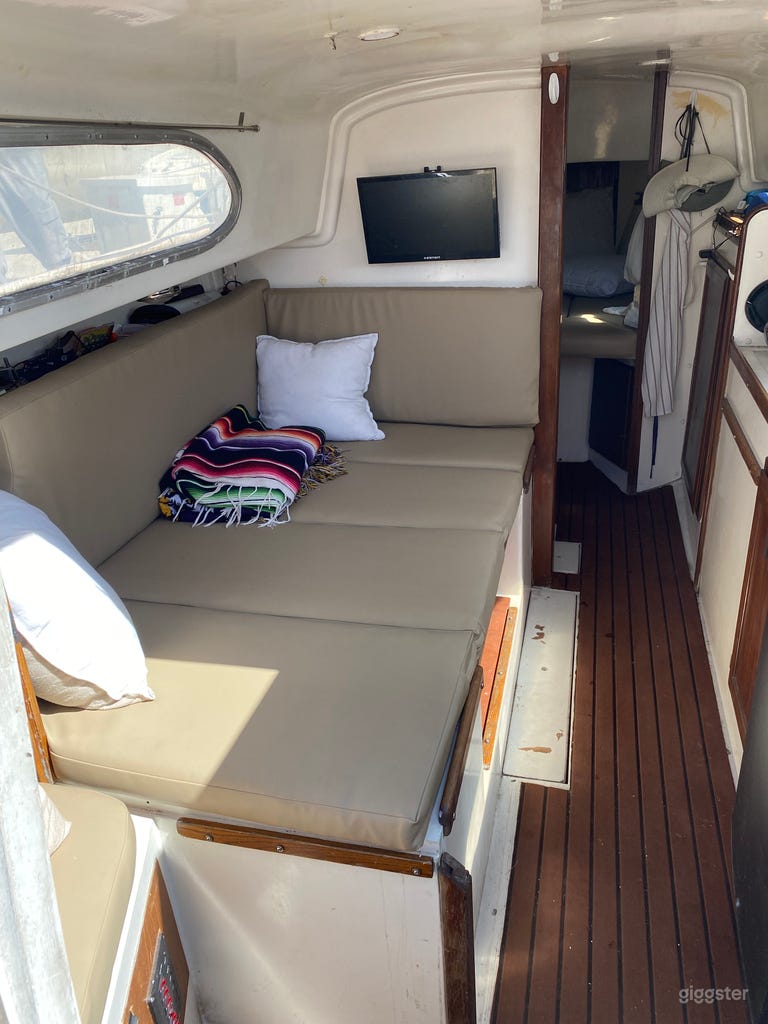  A Retro-Chic 1960’s Sailing Experience 