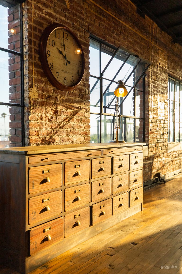  VERSATILE WAREHOUSE COMPLEX: FILM, PHOTO & EVENT  