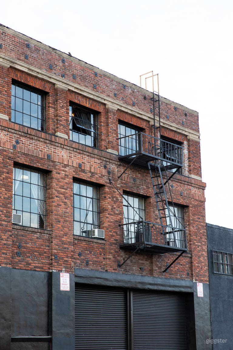  VERSATILE WAREHOUSE COMPLEX: FILM, PHOTO & EVENT  