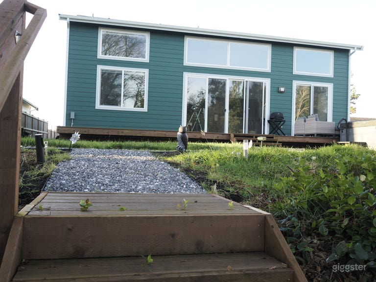 Modern Waterfront Home • Dock • Hot Tub • Basketball Court 