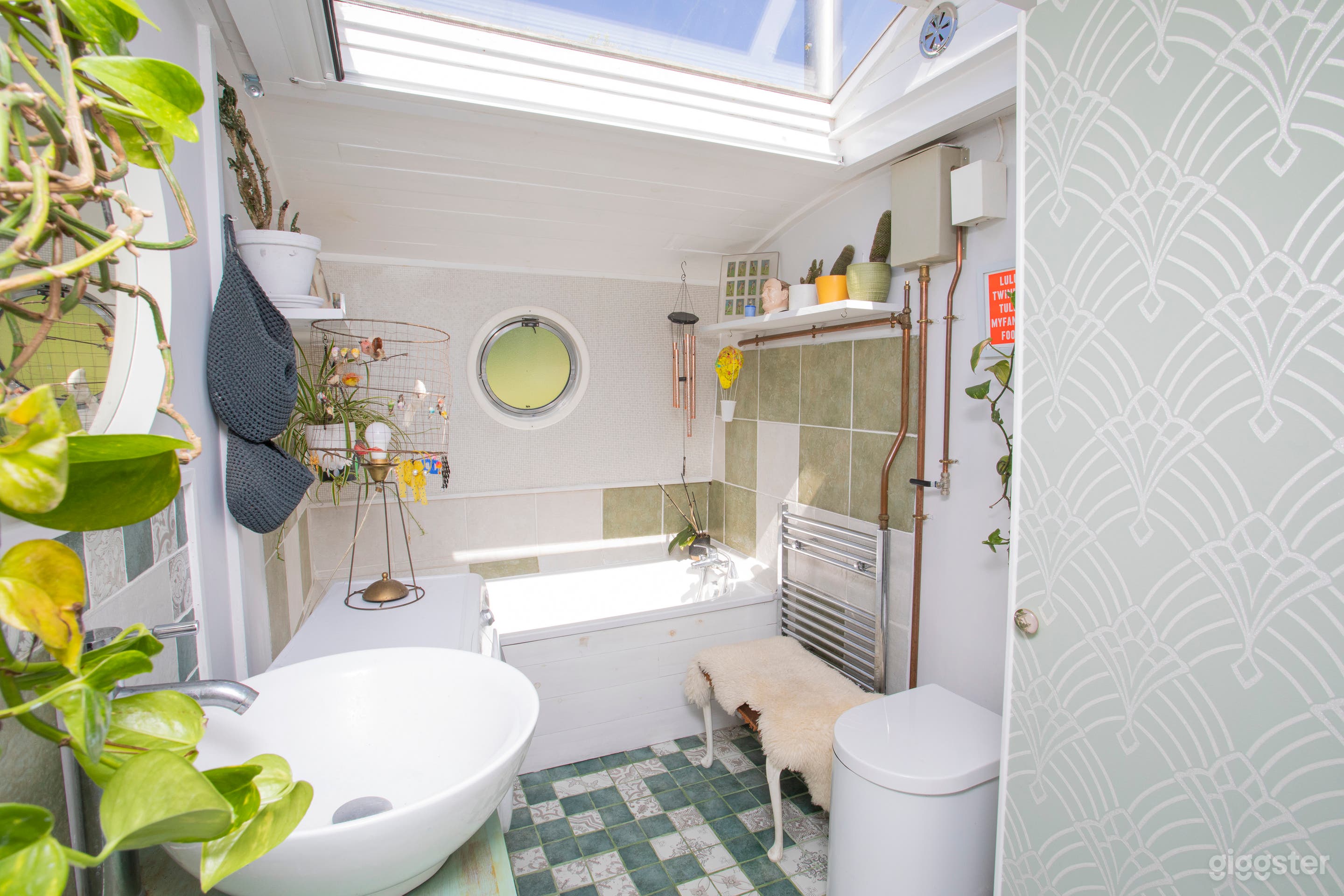 Bohemian Houseboat Photo 2