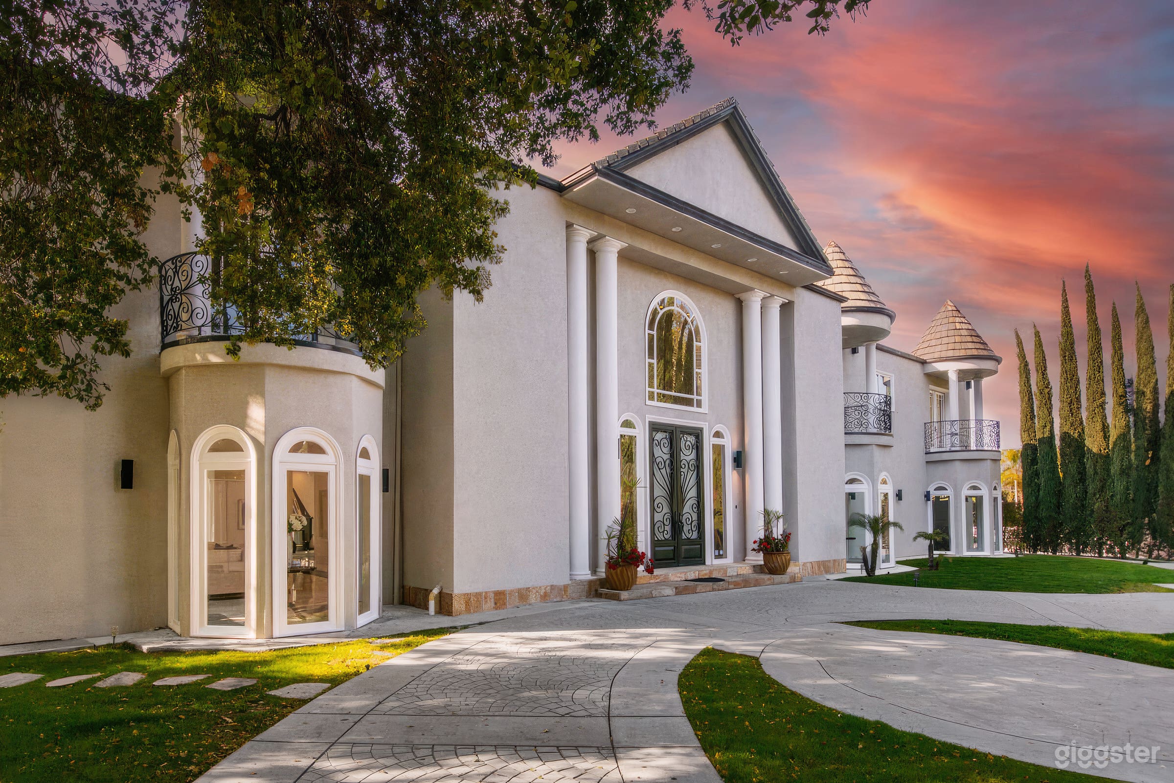 Classical / Contemporary Estate & Mansion Photo 2