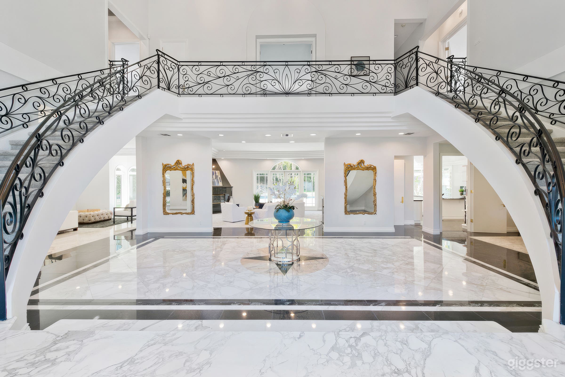 Classical / Contemporary Estate & Mansion Photo 1