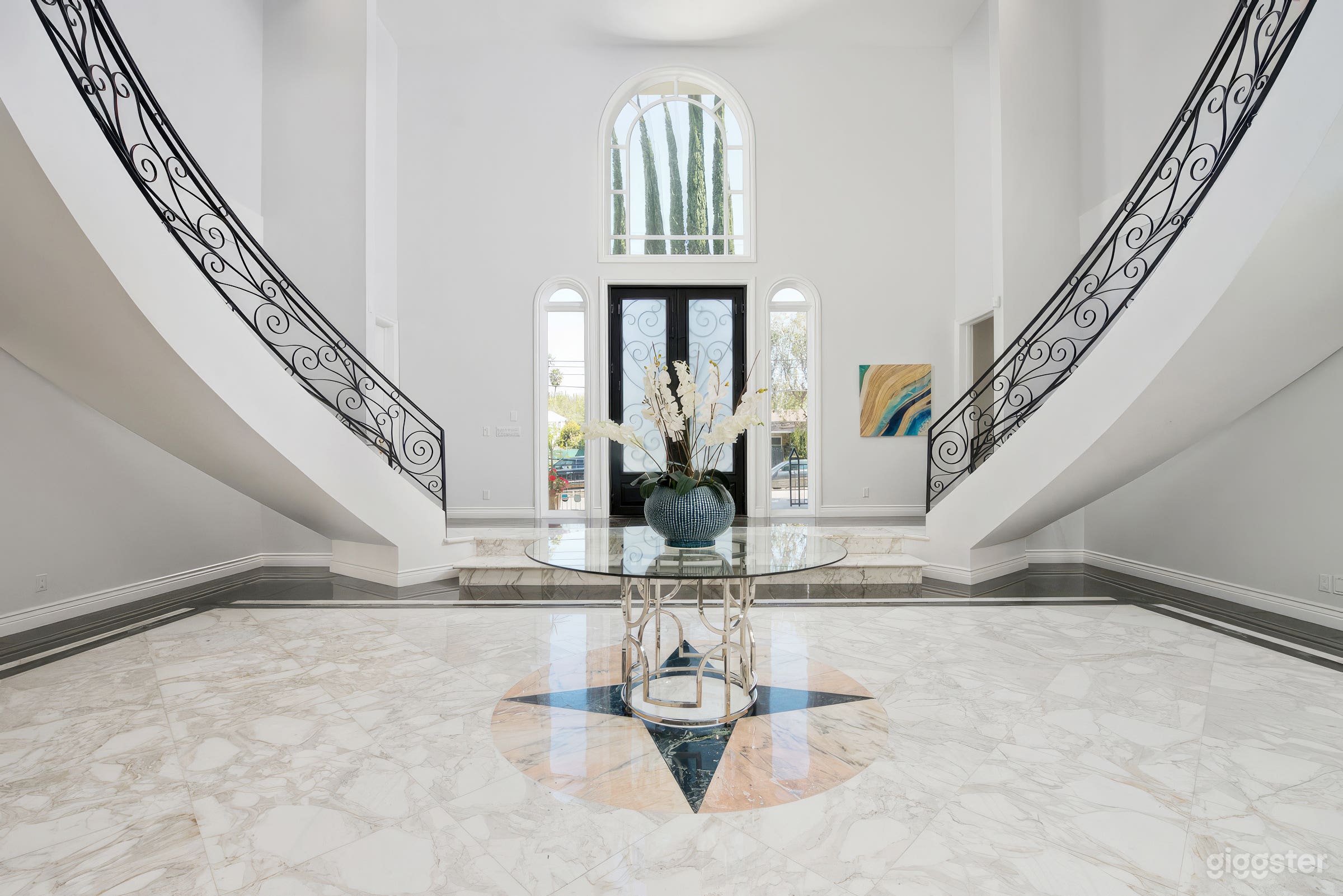 Classical / Contemporary Estate & Mansion Photo 3