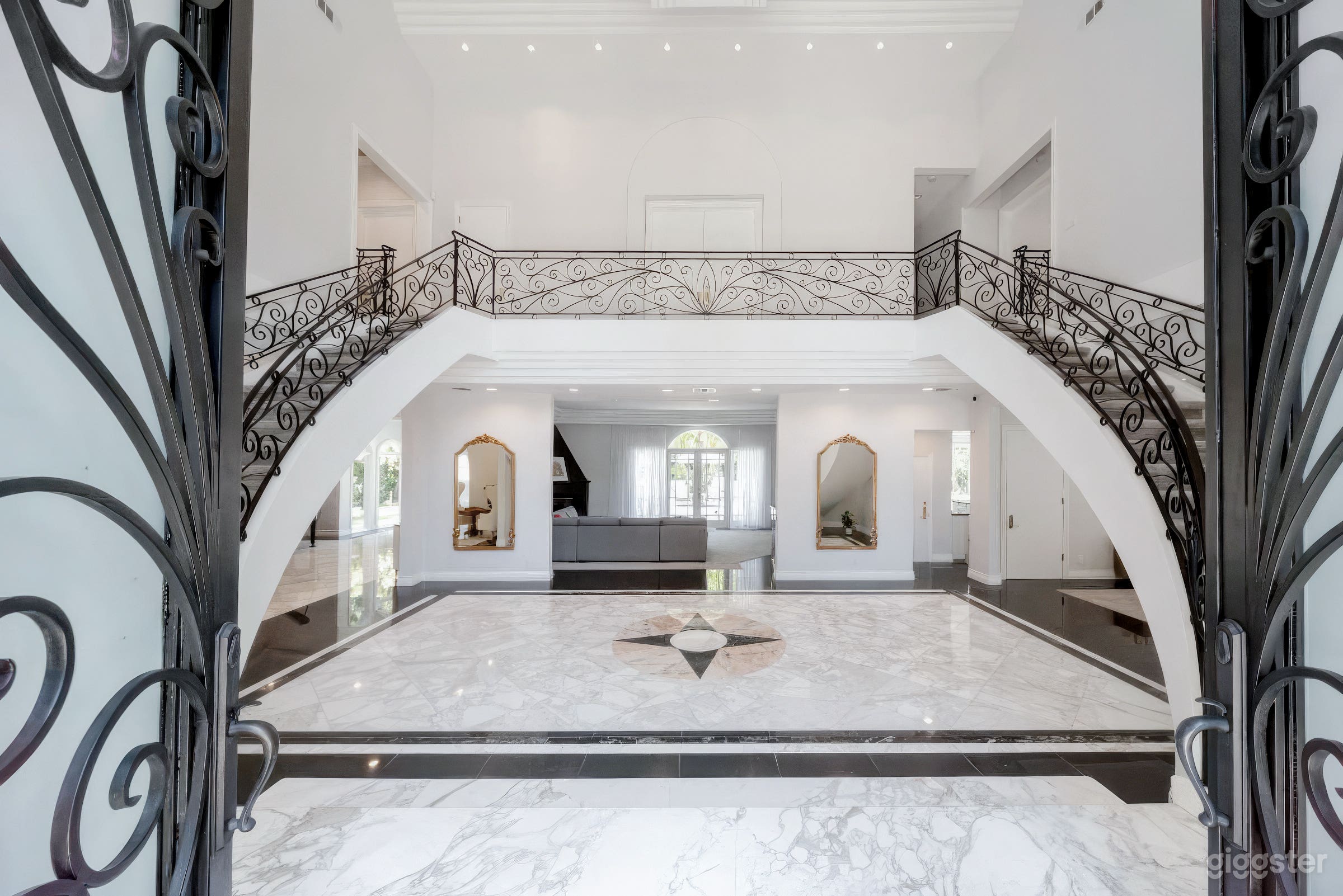 Classical / Contemporary Estate & Mansion Photo 4