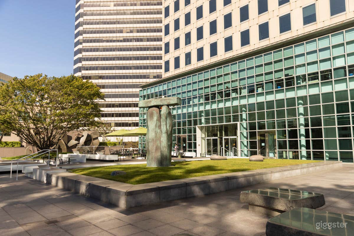 Dynamic Courtyard in Oakland Photo 4