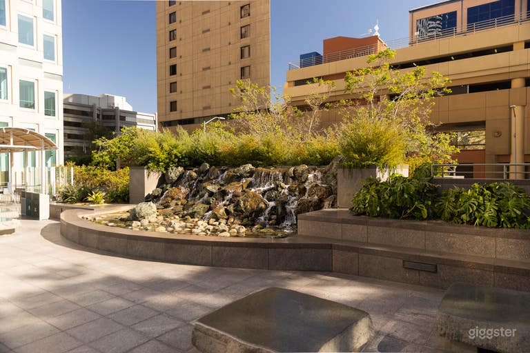  Dynamic Courtyard in Oakland 