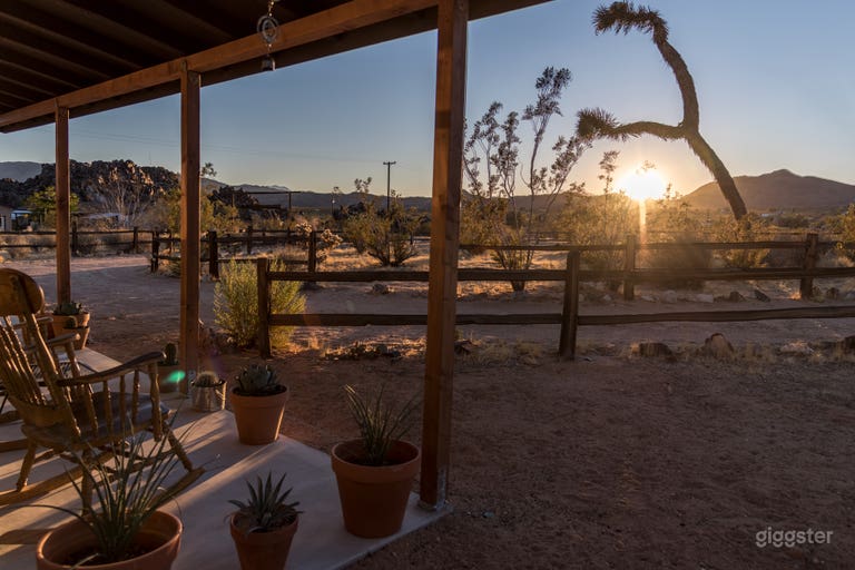  Rustikales modernes Joshua Tree Wüstenhaus 