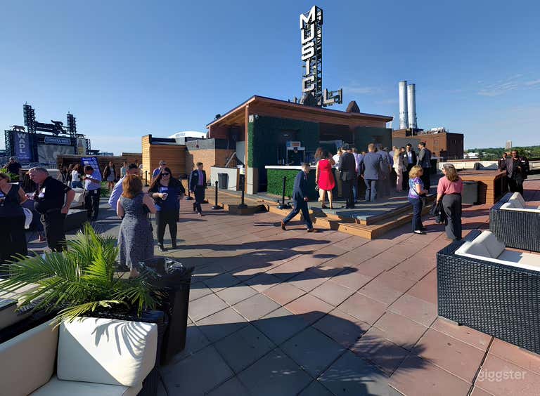  SWANKY OPEN-AIR ROOFTOP TERRACE 