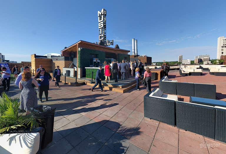  SWANKY OPEN-AIR ROOFTOP TERRACE 