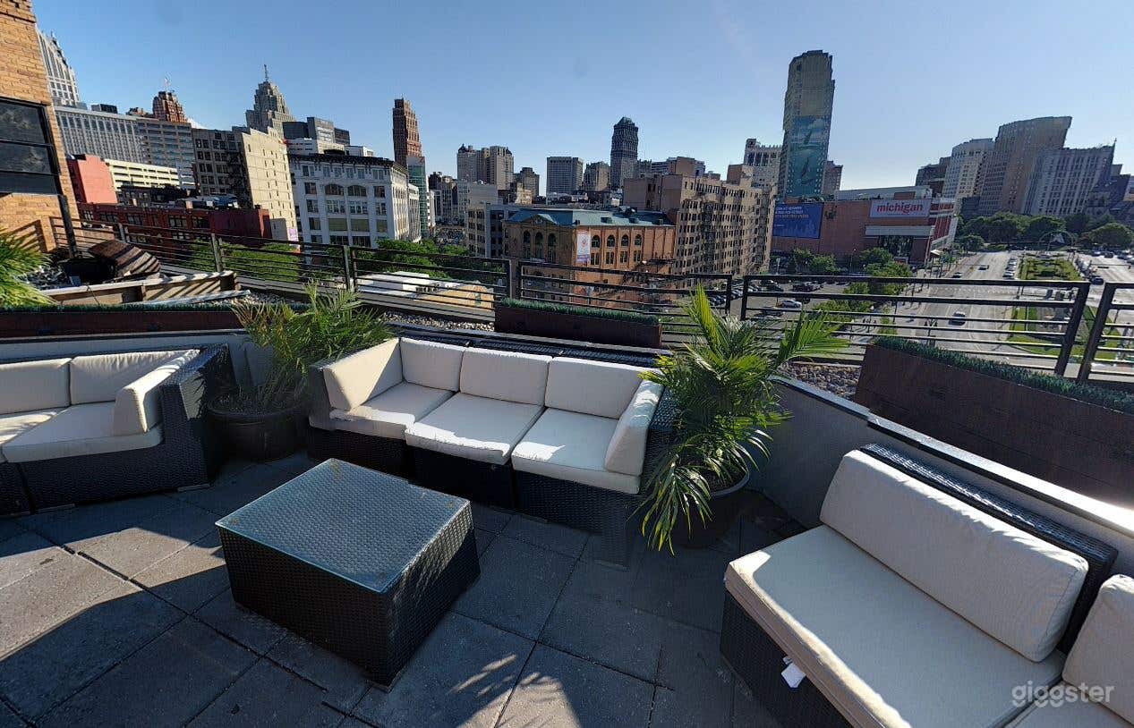 SWANKY OPEN-AIR ROOFTOP TERRACE Photo 4