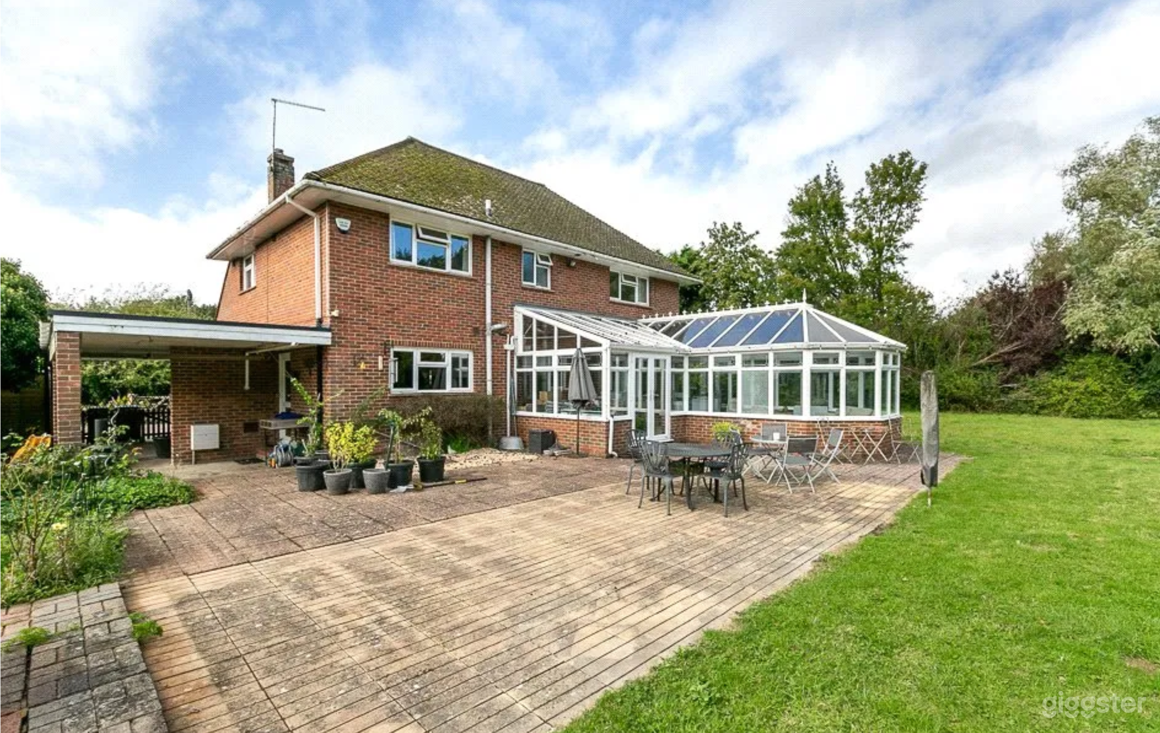 The Surrey Garden House: Light-filled Countryside Retreat Photo 3