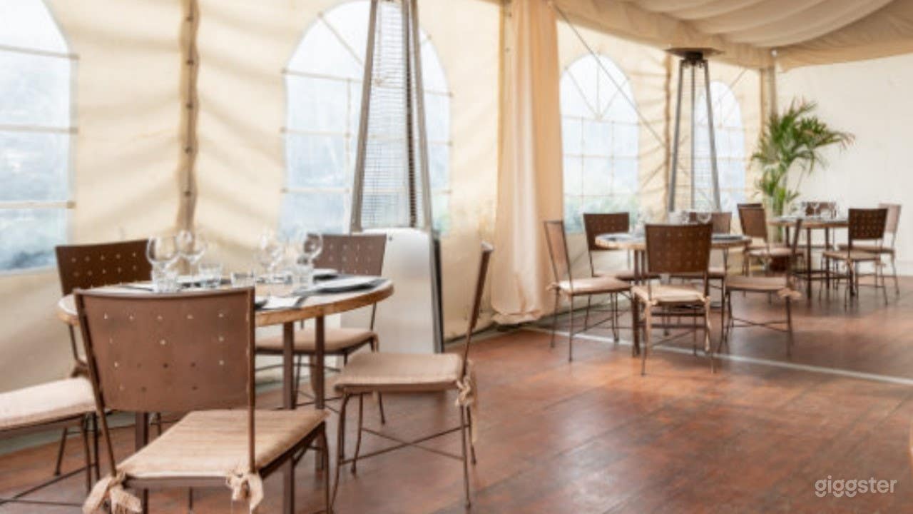 Amplio espacio cubierto con una elegante carpa. Photo 3