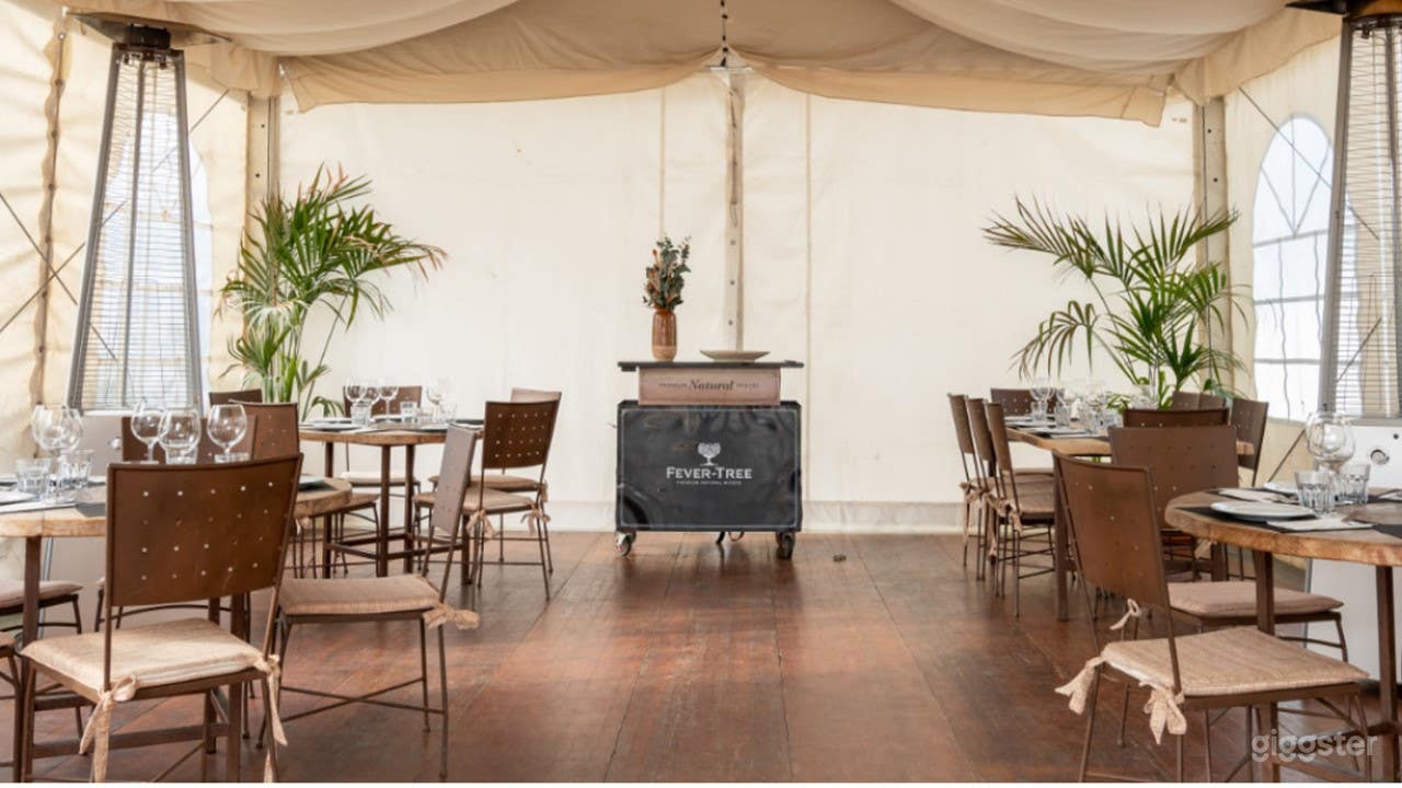 Amplio espacio cubierto con una elegante carpa. Photo 1